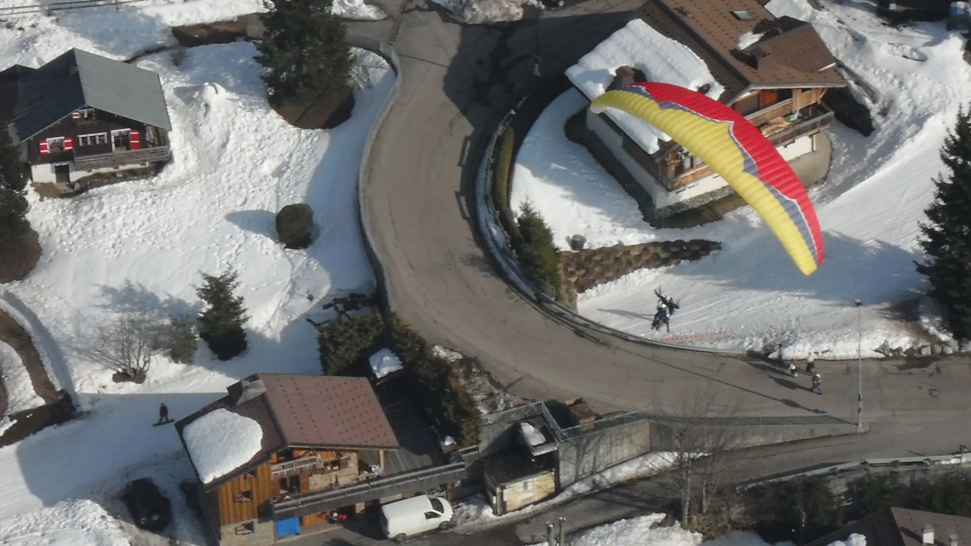 Vol biplace au-dessus du village des Carroz d'Arâches en hiver