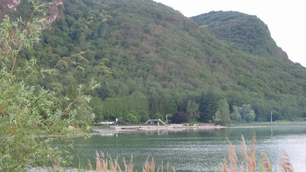 Lac de Barterand avec sa plage à 5km du gîte.