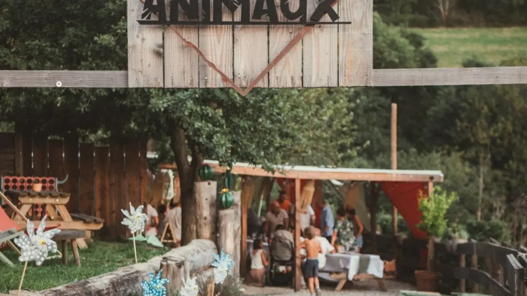 Accès à la ferme par la terrasse de la guinguette