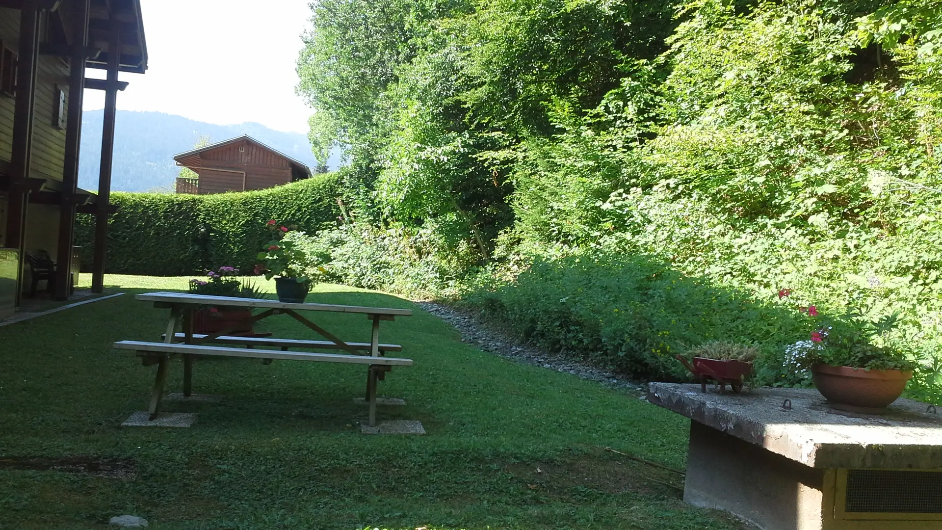 Jardin avec table de jardin