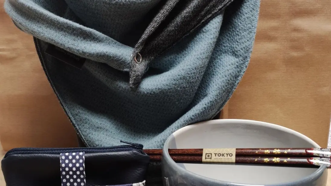 Foulard astucieux par Gcréativ, bol par Au Grès des Flammes,  salière magique  par Poterie de la Cure et porte monnaie  de Lulabidule