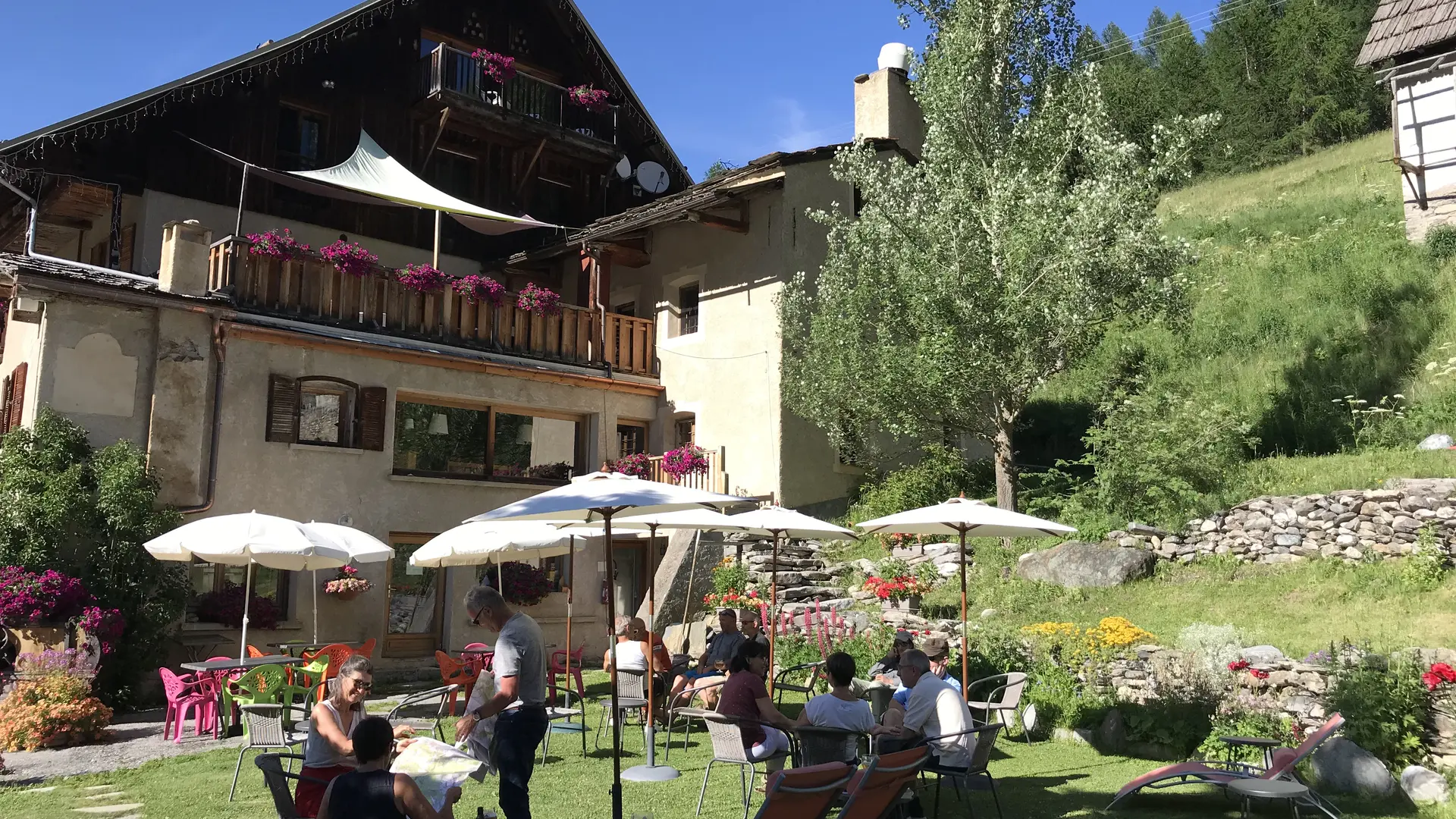 Vue de l'extérieur-jardin de l'Hôtel et Restaurant