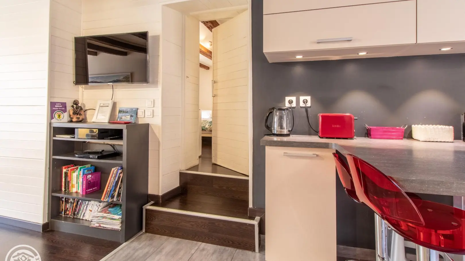 Depuis la cuisine, accès chambre 1 (accès également possible depuis le couloir d'entrée via la salle d'eau)