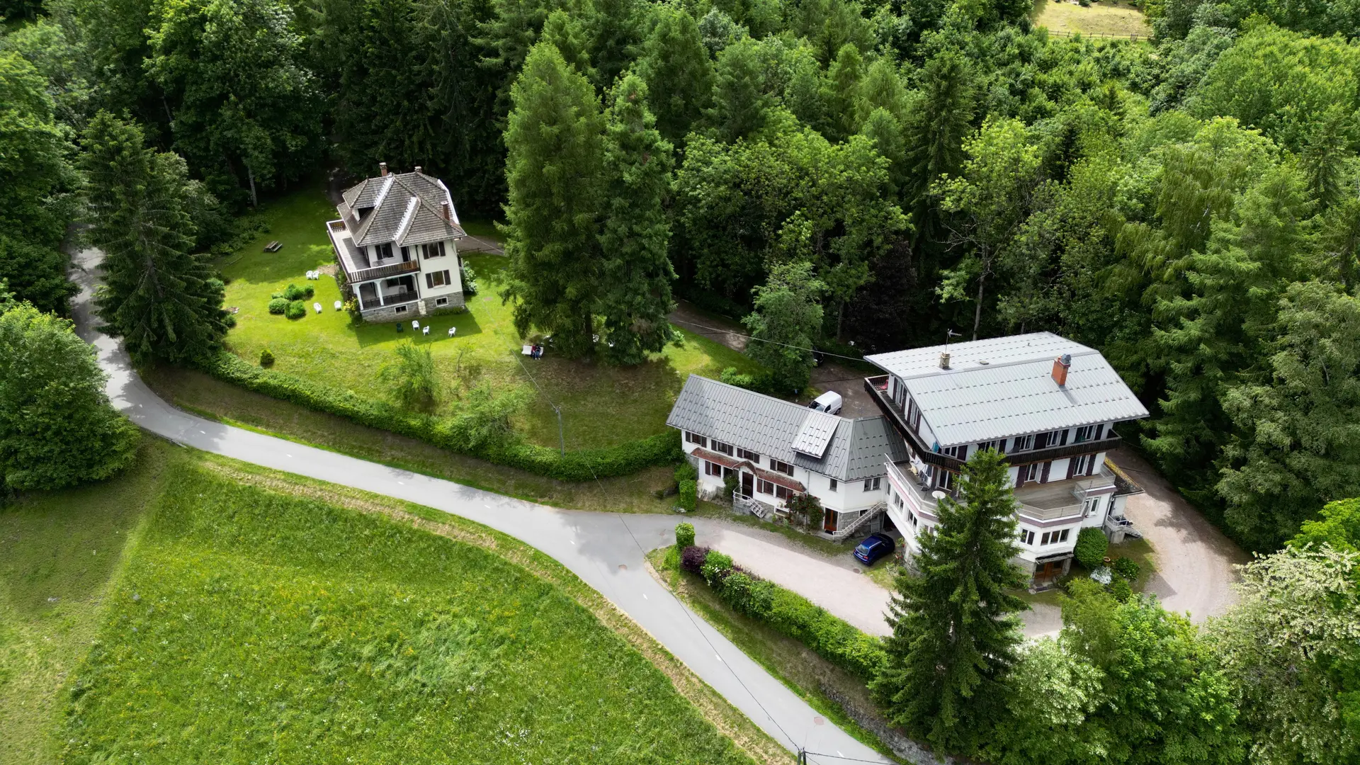 Domaine avec les deux chalets