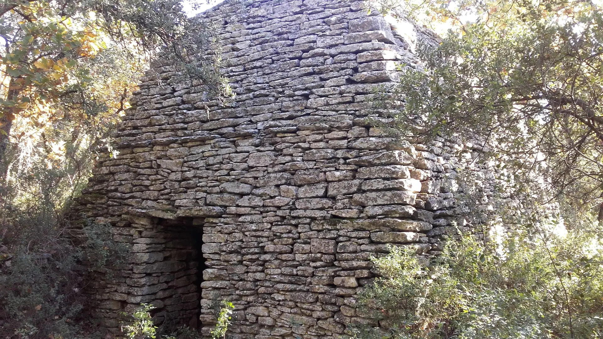 Grande borie en chemin