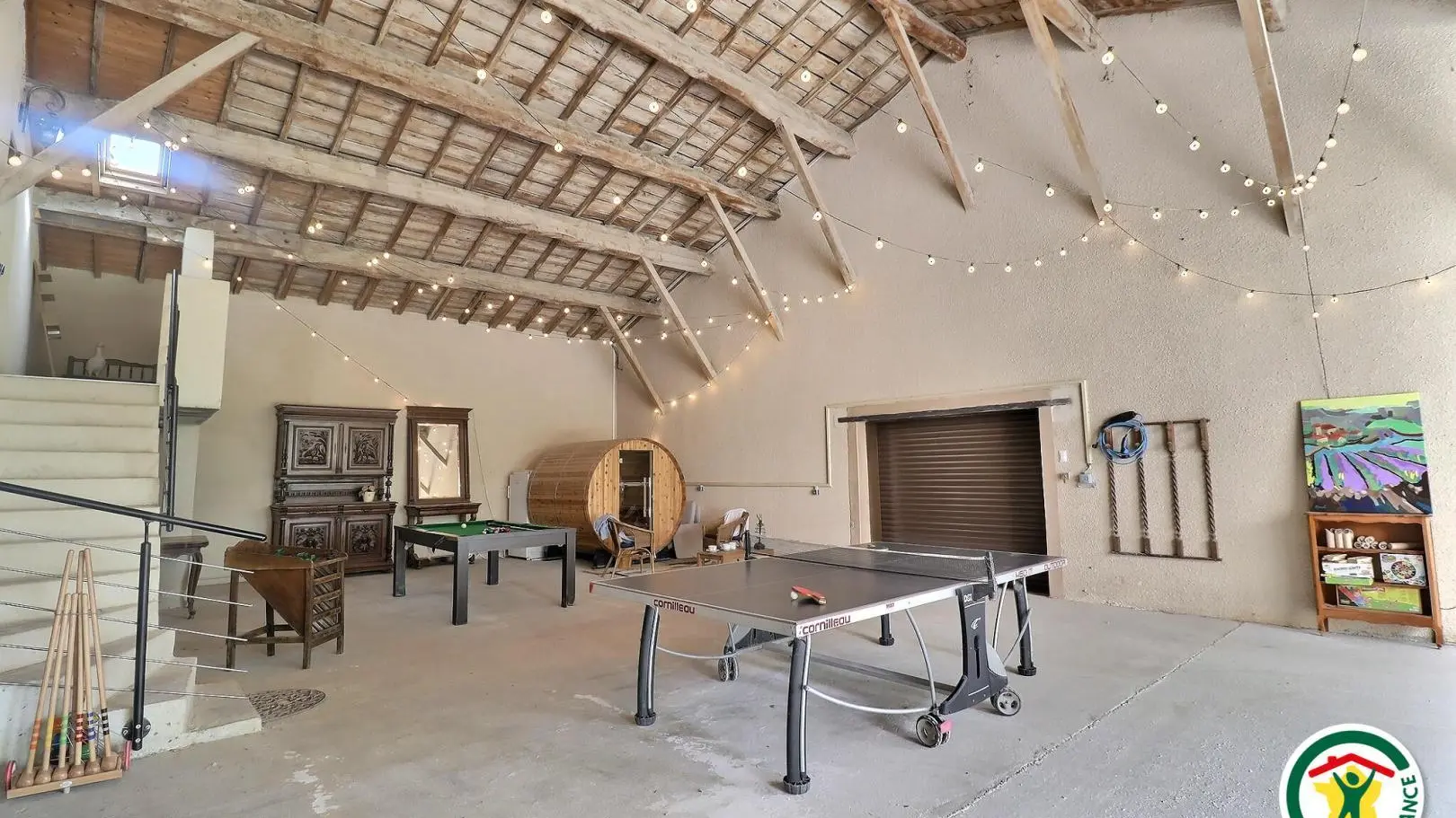 Espace à partager : billard, ping-pong, jeux de société, croquet, jeu de la grenouille...