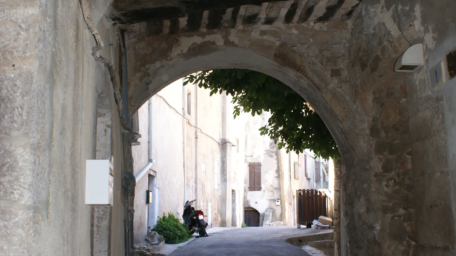 Porche à gauche de la porte