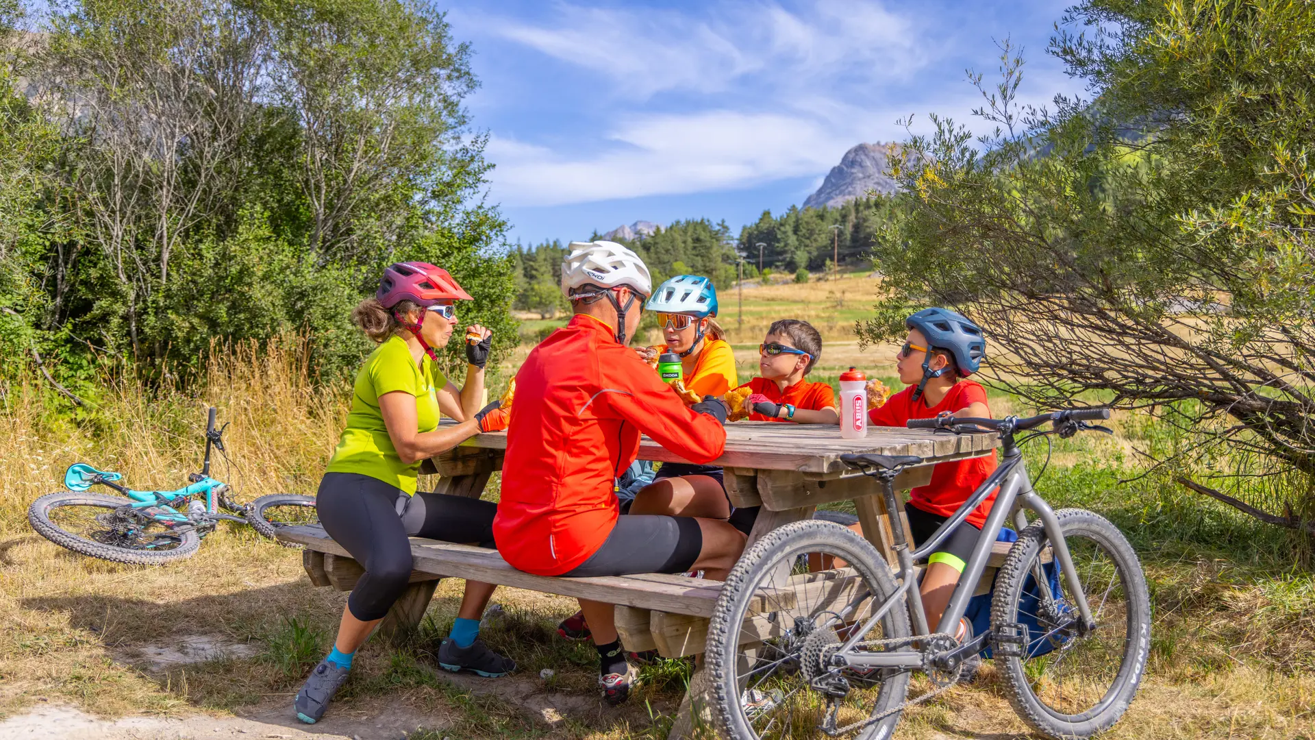 Pose pique-nique lors d'une journée VTT en Clarée