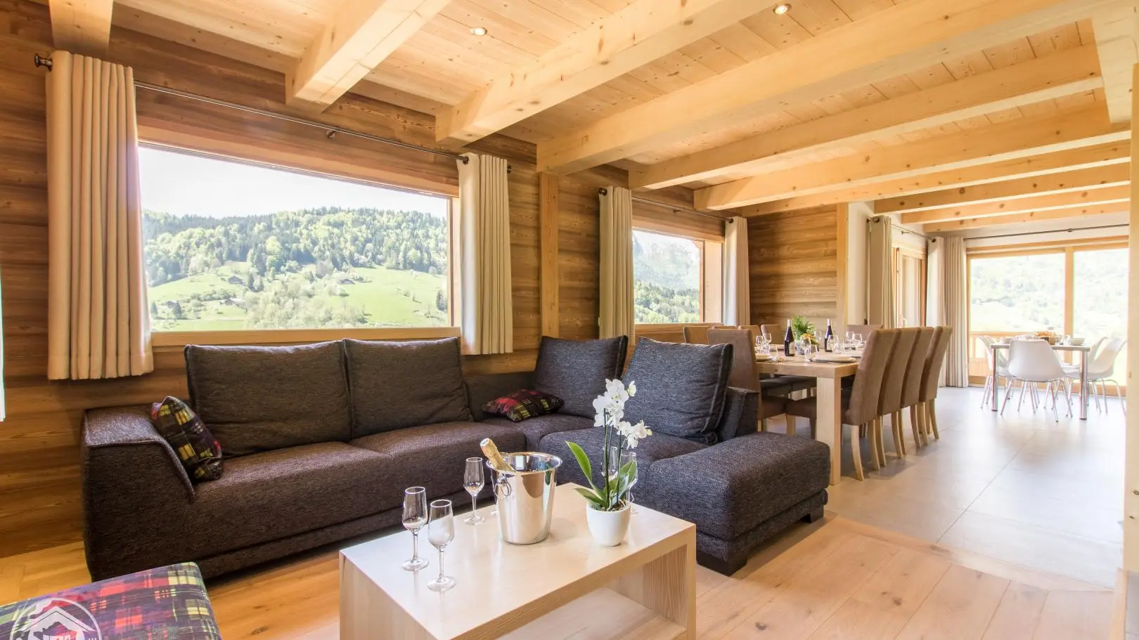 Pièce de vie avec cuisine ouverte sur séjour - salle à manger