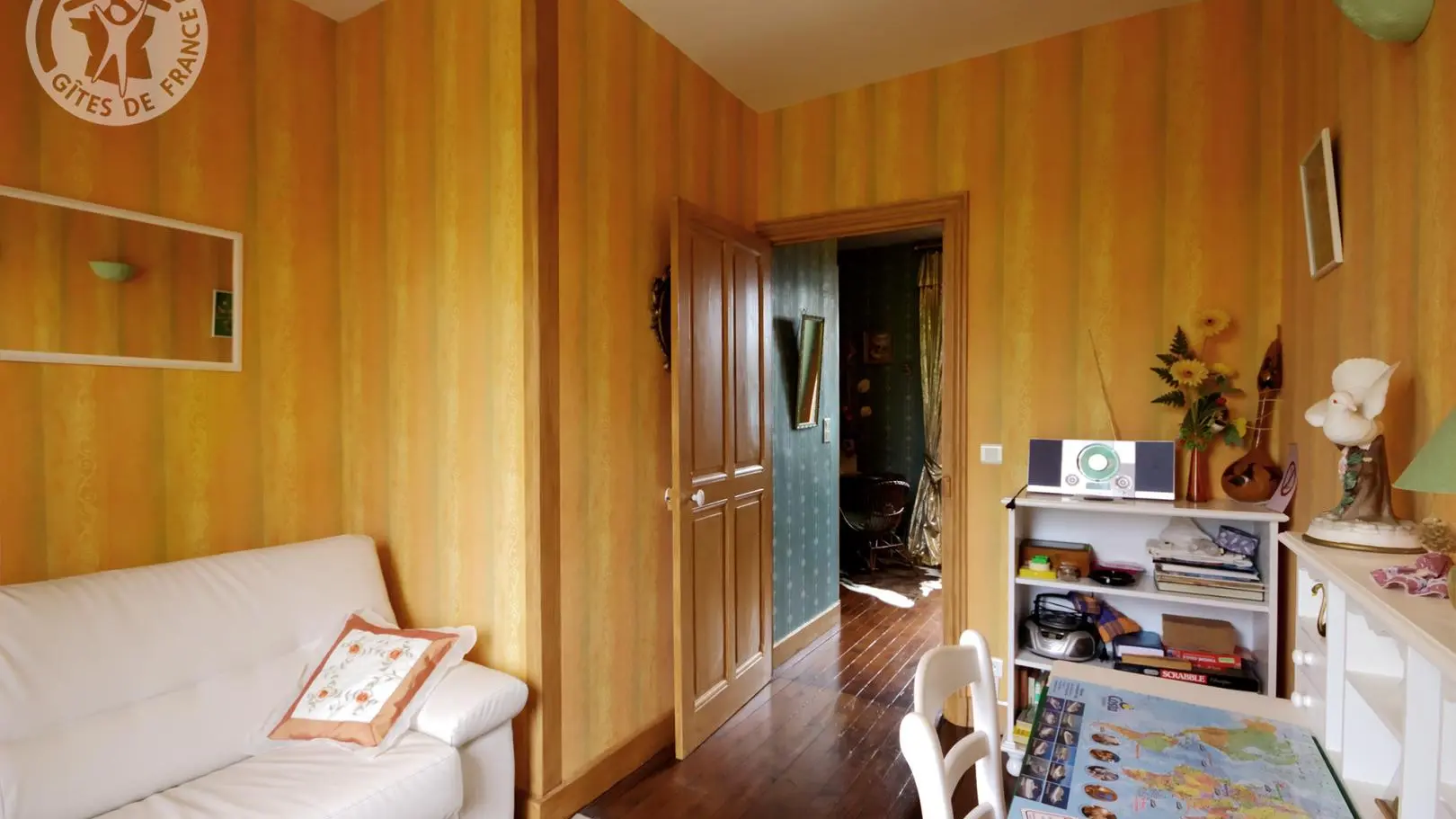 PAS DE NOUVEAUTE ETAT NEUF AVEC BUREAU BLANC VUE EN HAUTEUR SUR LES PRES LA VERDURE HALL SALON COUCHETTE AU BESOIN DRAP FOURNIE PAYANT TROIS EUROS