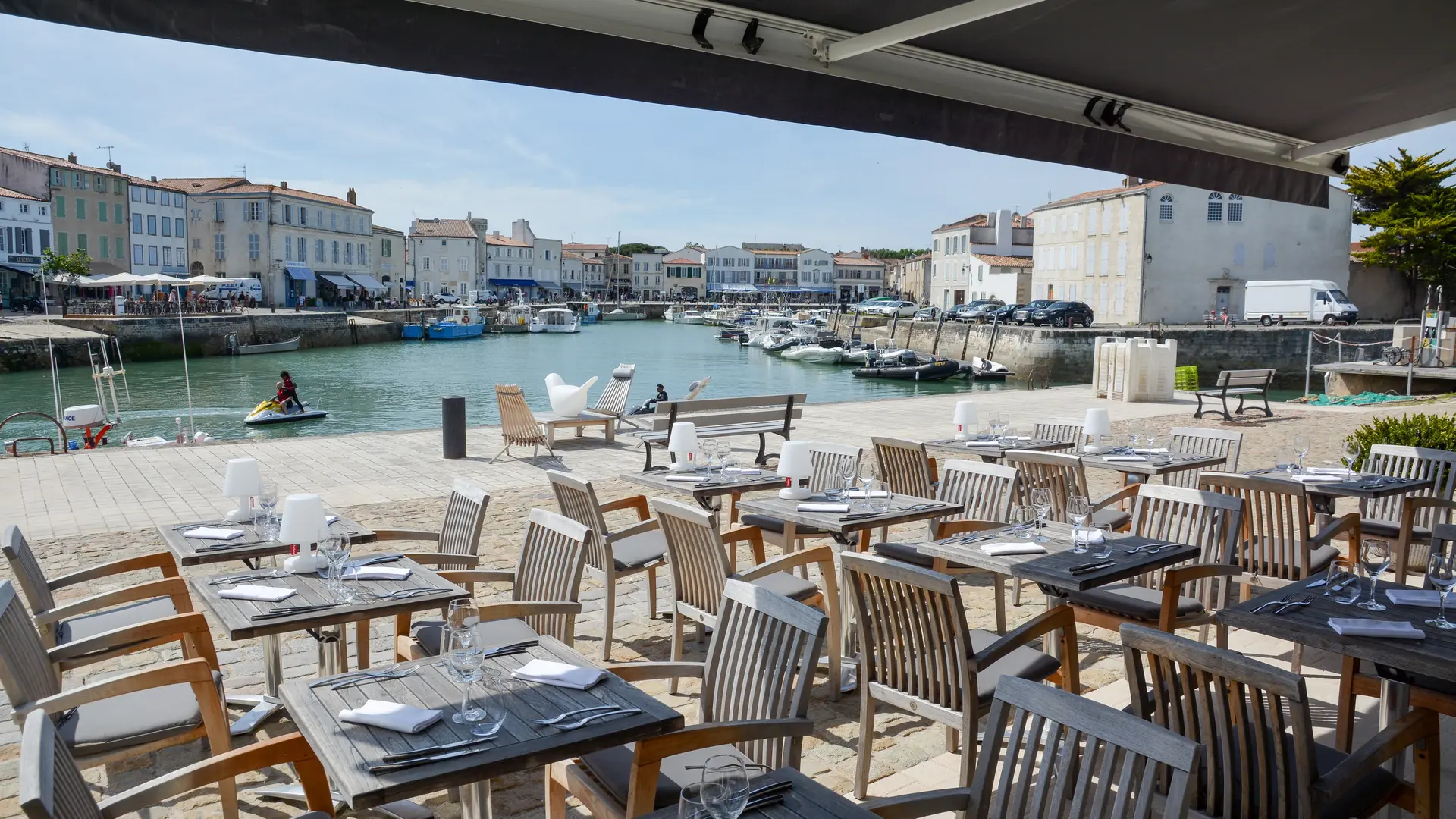 Terrasse face au port