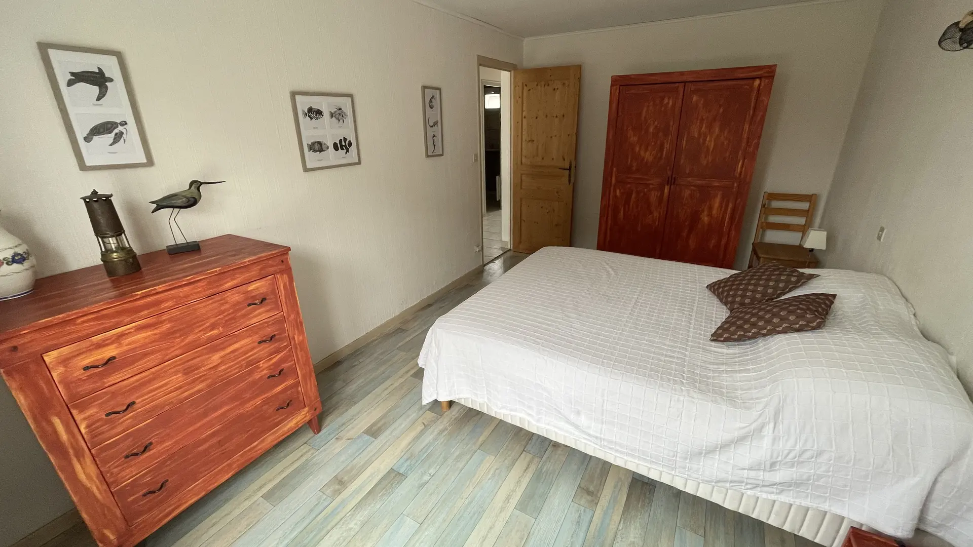 Amplio dormitorio con cama de 160 cm