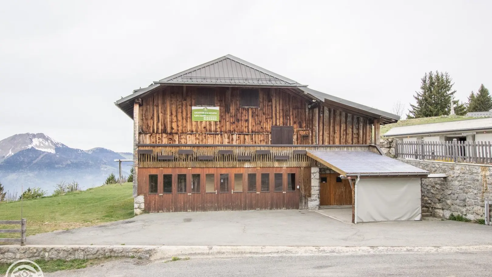 Façade est  cour fermée l'été