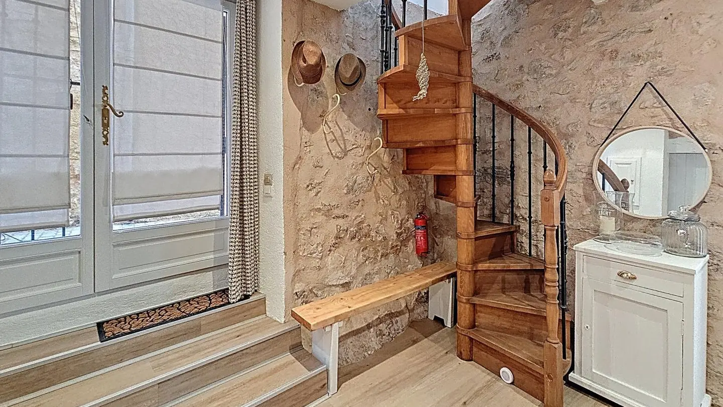 Gîte le Figuier de St Cé- Accès à l'étage-Gîtes de France Alpes-Maritimes