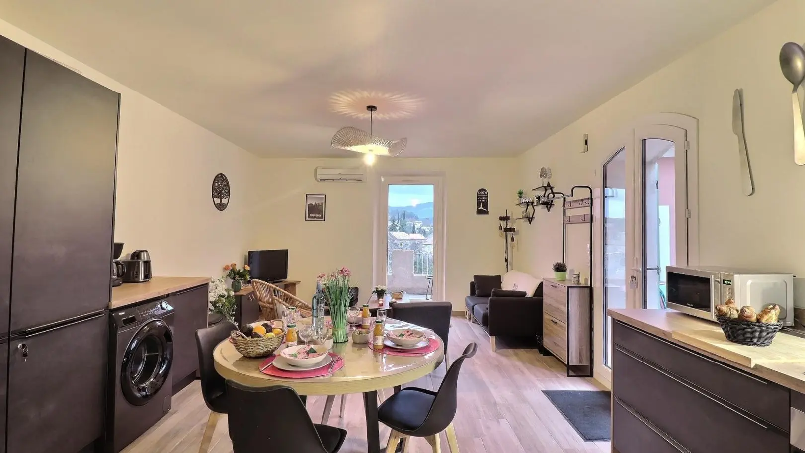 coin repas et pièce à vivre