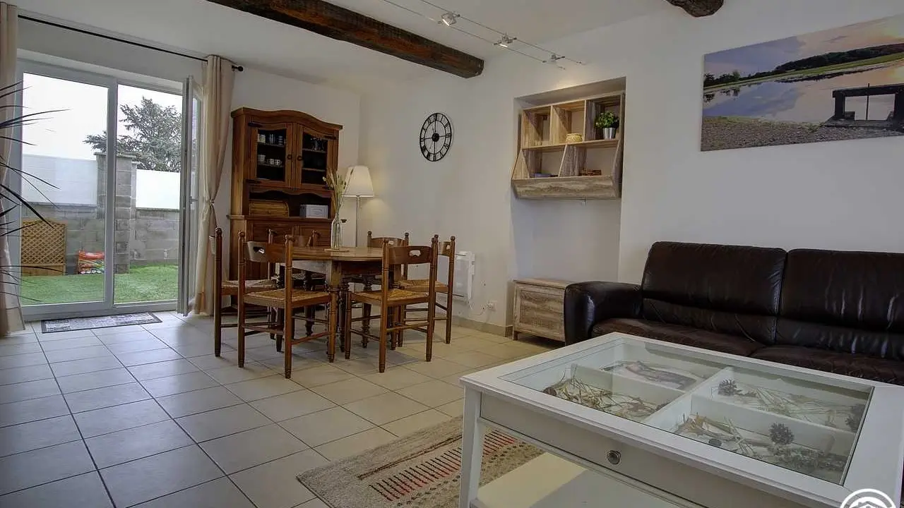 Le salon avec l'accès sur la cour privée du gîte.