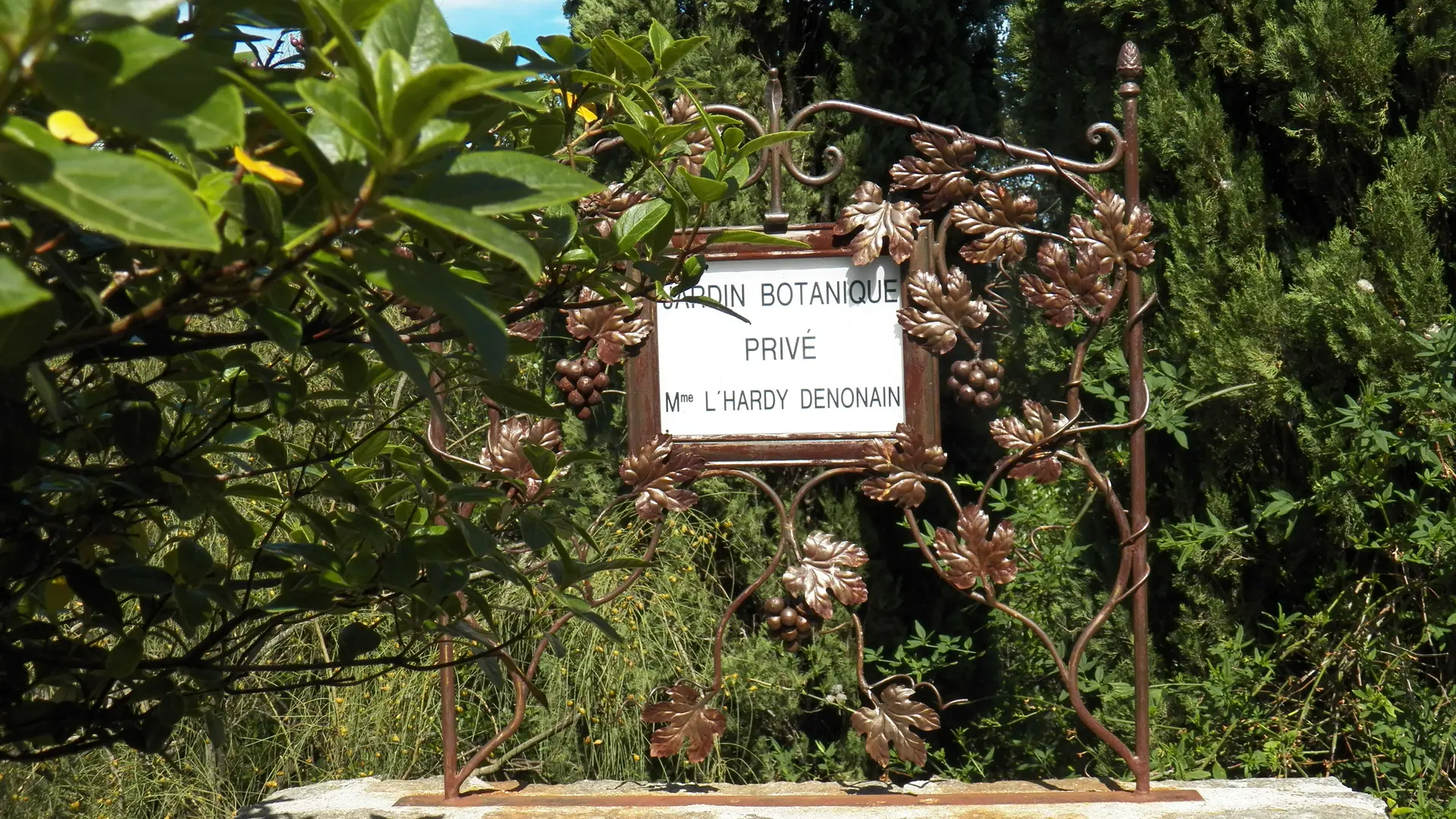 Entrée du jardin remarquable L'Hardy à Gassin - https://gassin.eu