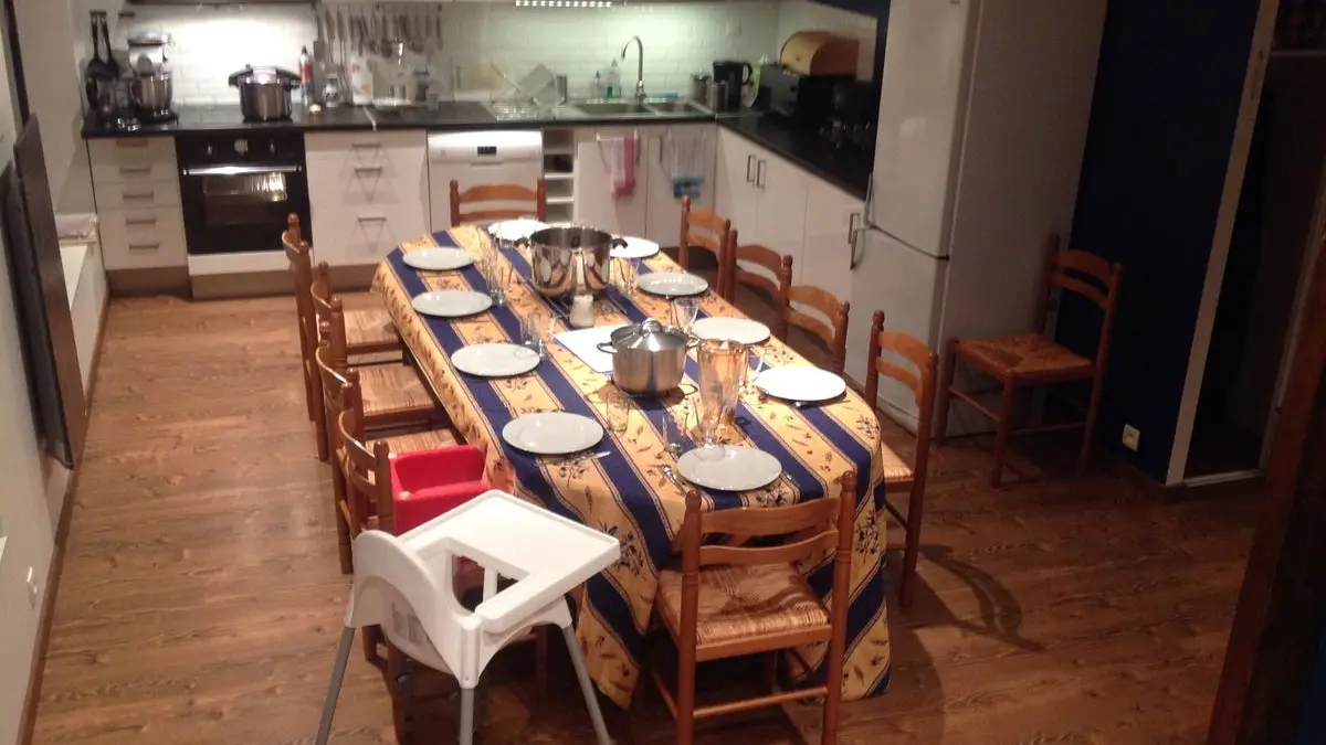 Premier étage : salle à manger, cuisine