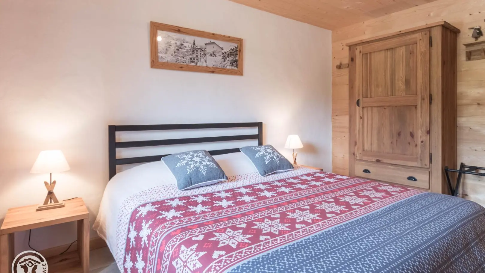 Chambre parentale avec lit de 160cm et armoire.