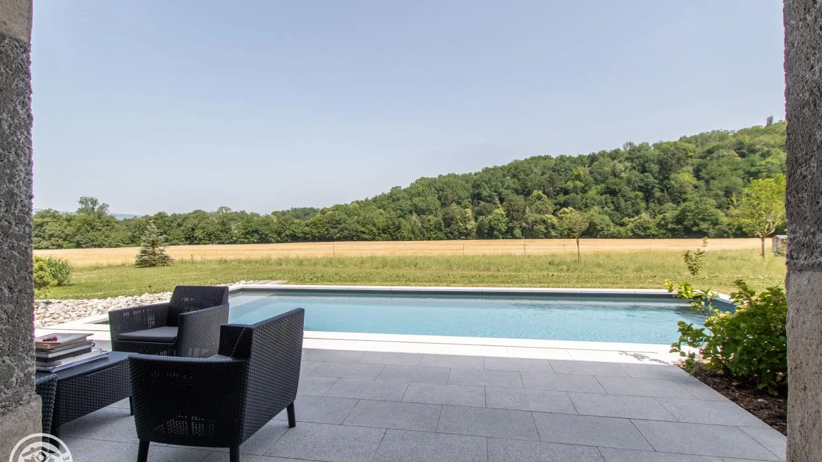 Accès à la terrasse depuis la pièce de vie