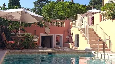 Piscine privée au pied de la chambre d'hôtes