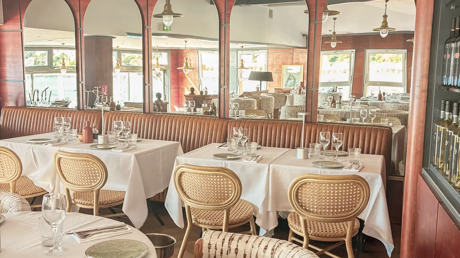 SALLE INTERIEURE VUE MER, VILLEFRANCHE-SUR-MER, RESTAURANT LE MAYSSA, DESIGN AMBIANCE, RESTAURANT CHIC