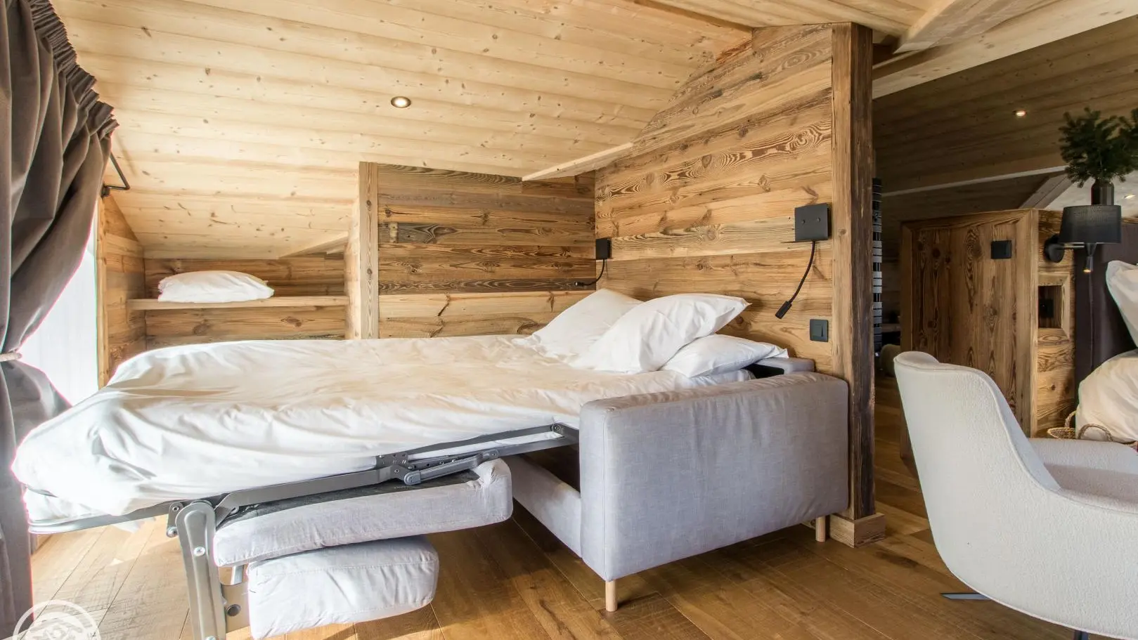 canapé convertible couchage 140x200 de la chambre Master en plus du lit King Size