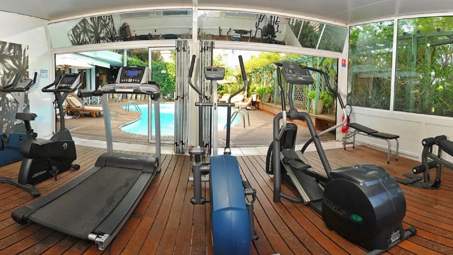 Salle de sport donnant sur la piscine