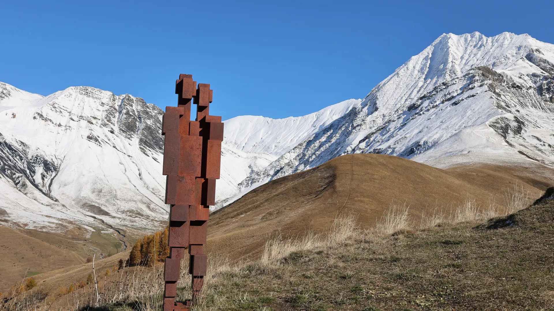 Une statue vous attend en haut de l'Aiguillon