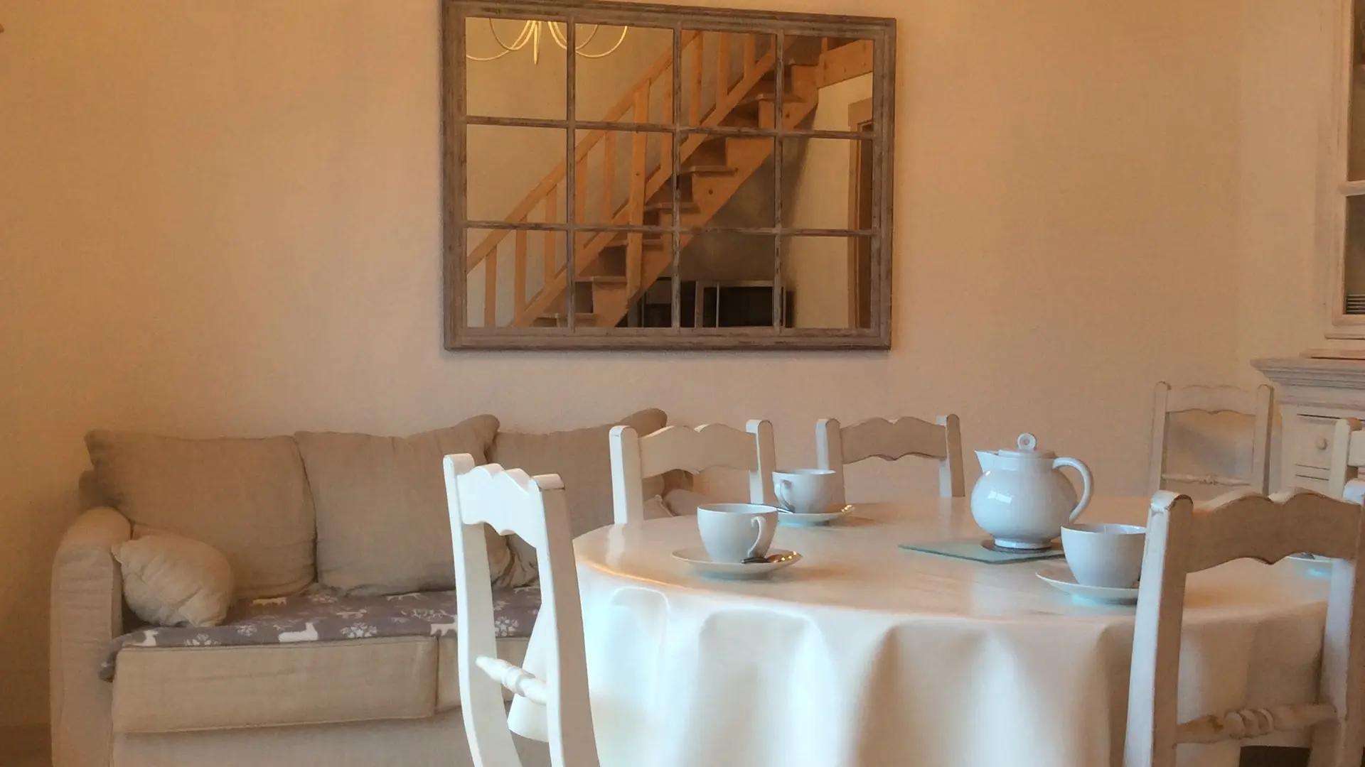 Salle à manger et canapé/Dining room and a sofa-Beaulieu-Le Grand-Bornand