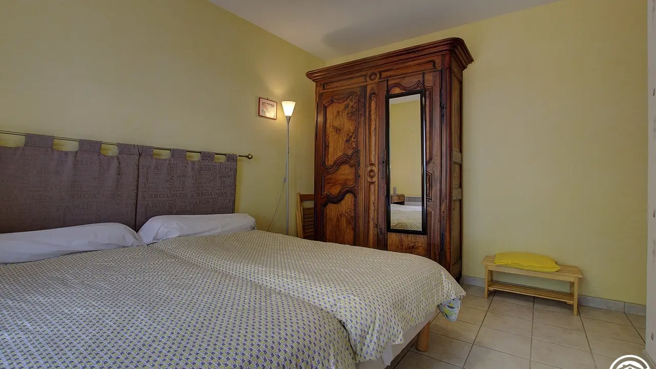 La chambre Bouton d'or est composée de deux lits simples.