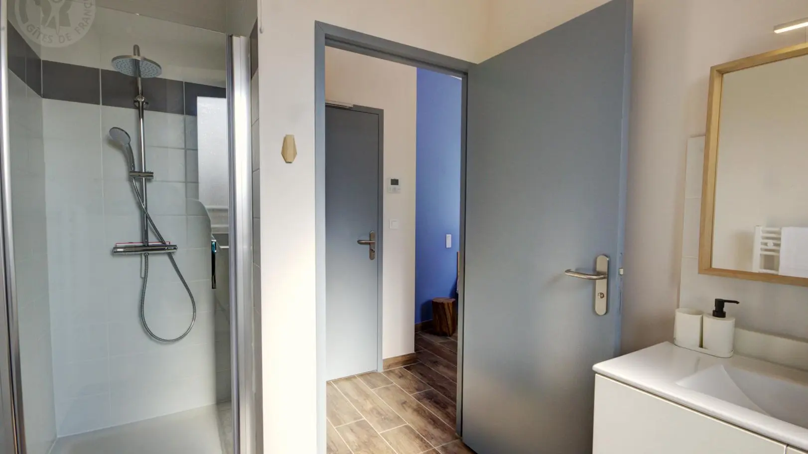 Chambre Le Coton : 2 lits 90 pouvant se jumeler avec sanitaires complets et privatifs à la chambre.
