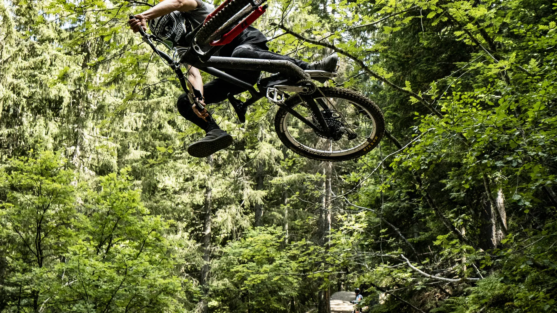 Figure d'un vététiste sur la piste Ric et Rac