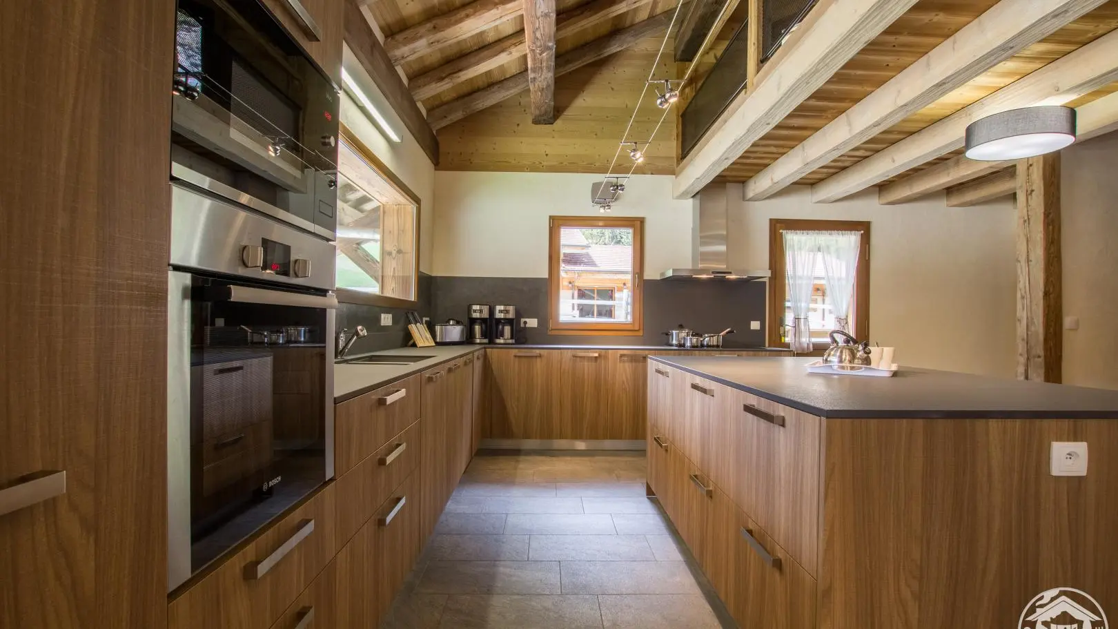 Cuisine intégrée avec porte-fenêtre donnant sur la terrasse