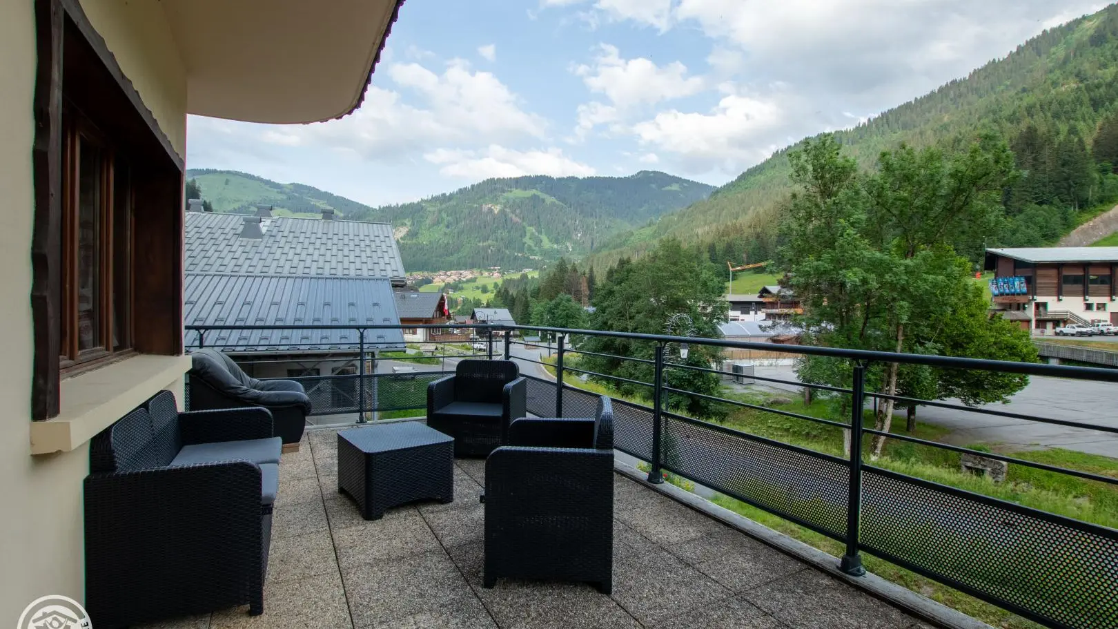 Terrasse extérieur fac aux montagnes et aux pistes.