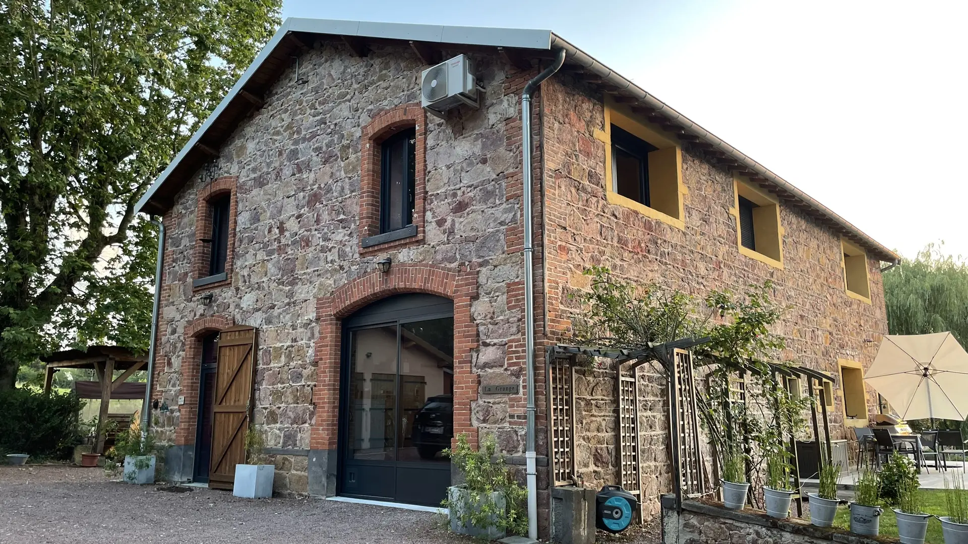 La grange façade est