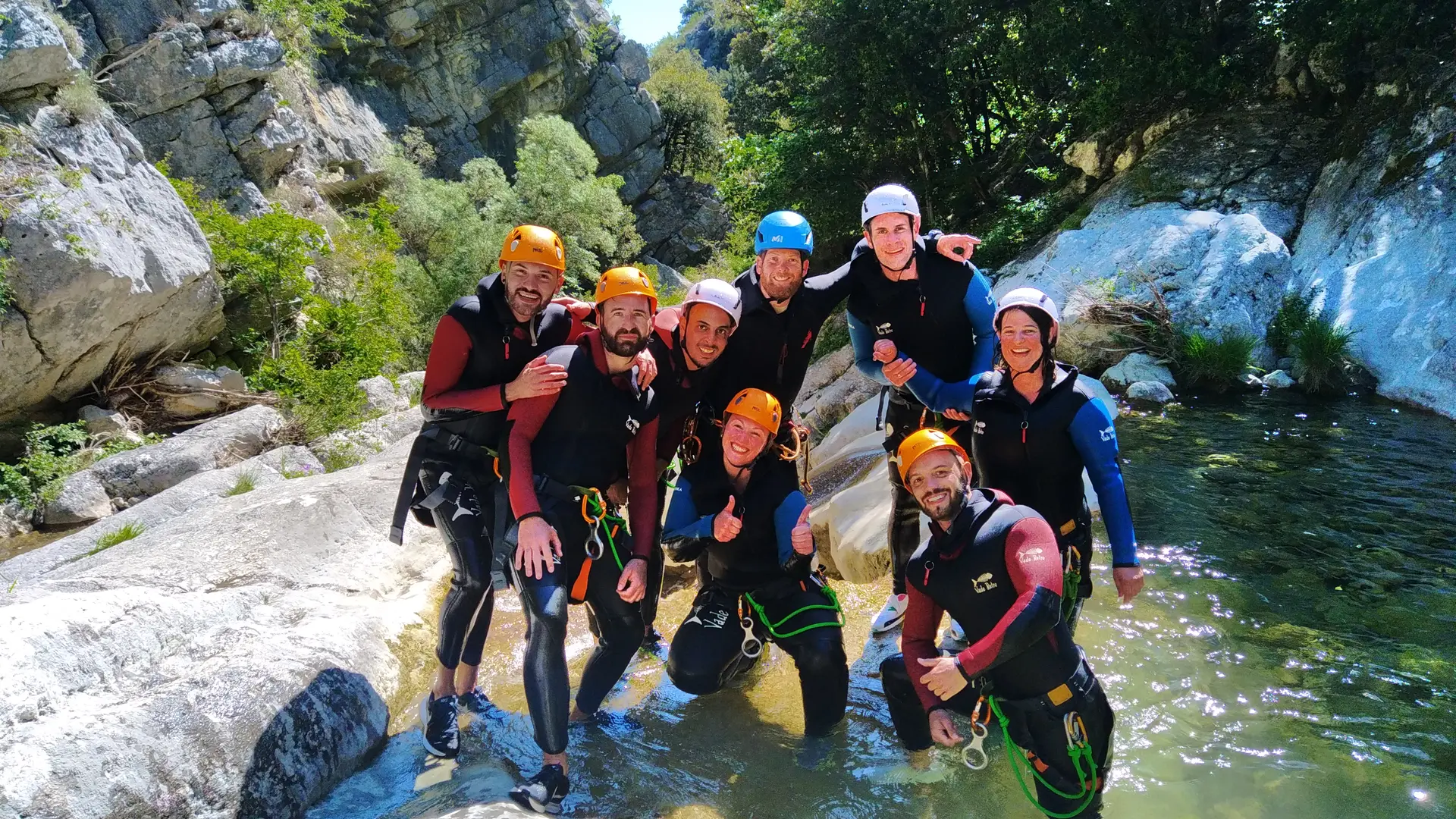 Groupe content d'avoir fait le canyon du Gours du Ray à coté de Gréolière, dans le haut pays Grassois.