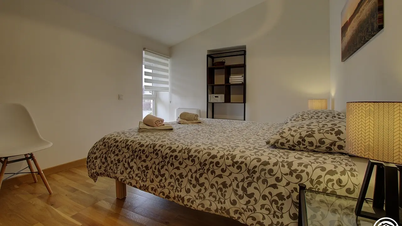 Chambre 1: un lit double 160*200, ou possibilité de 2 lits simples 80*200.