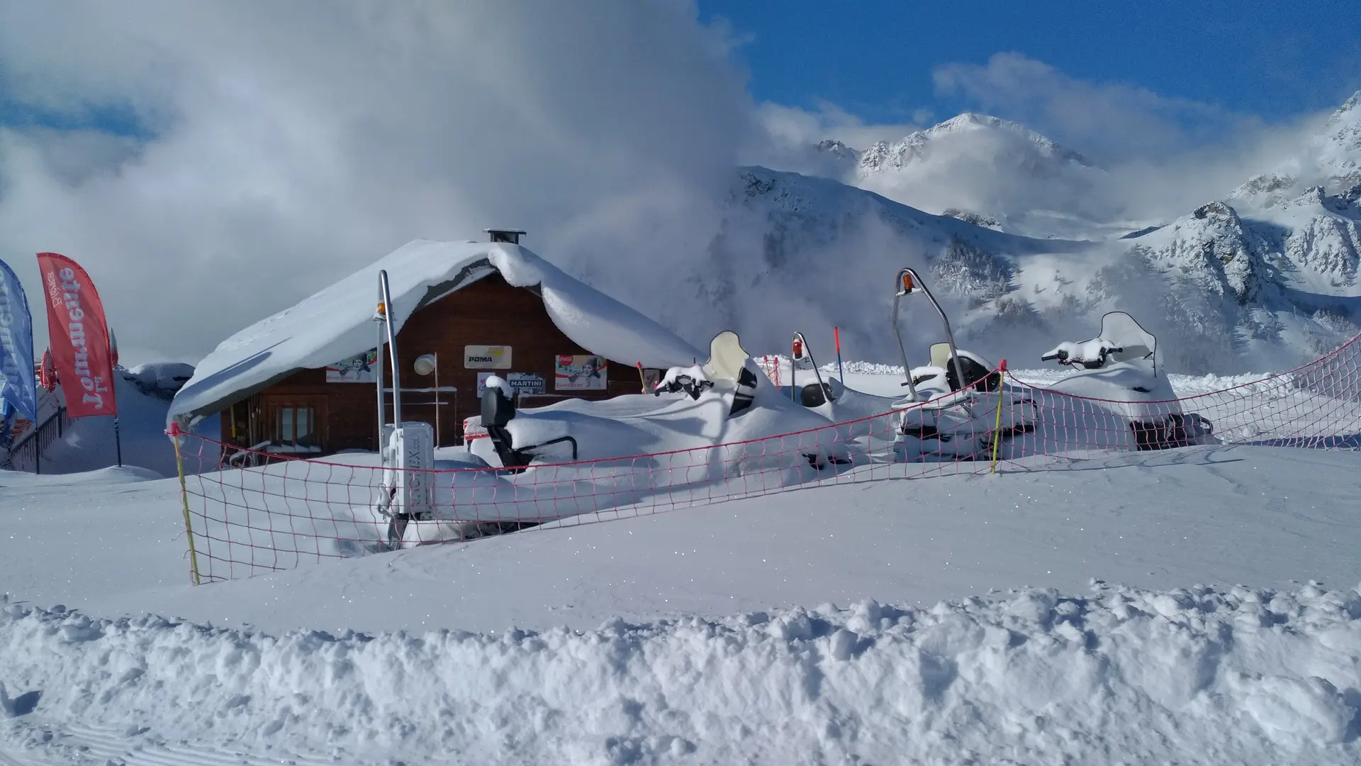 chalet de serre blanc