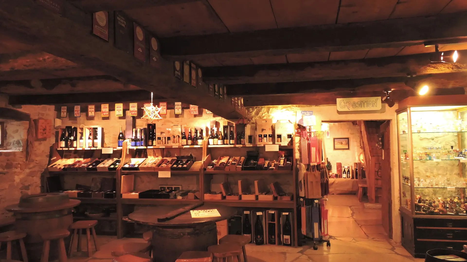 L'ambiance chaleureuse du Caveau Bugiste