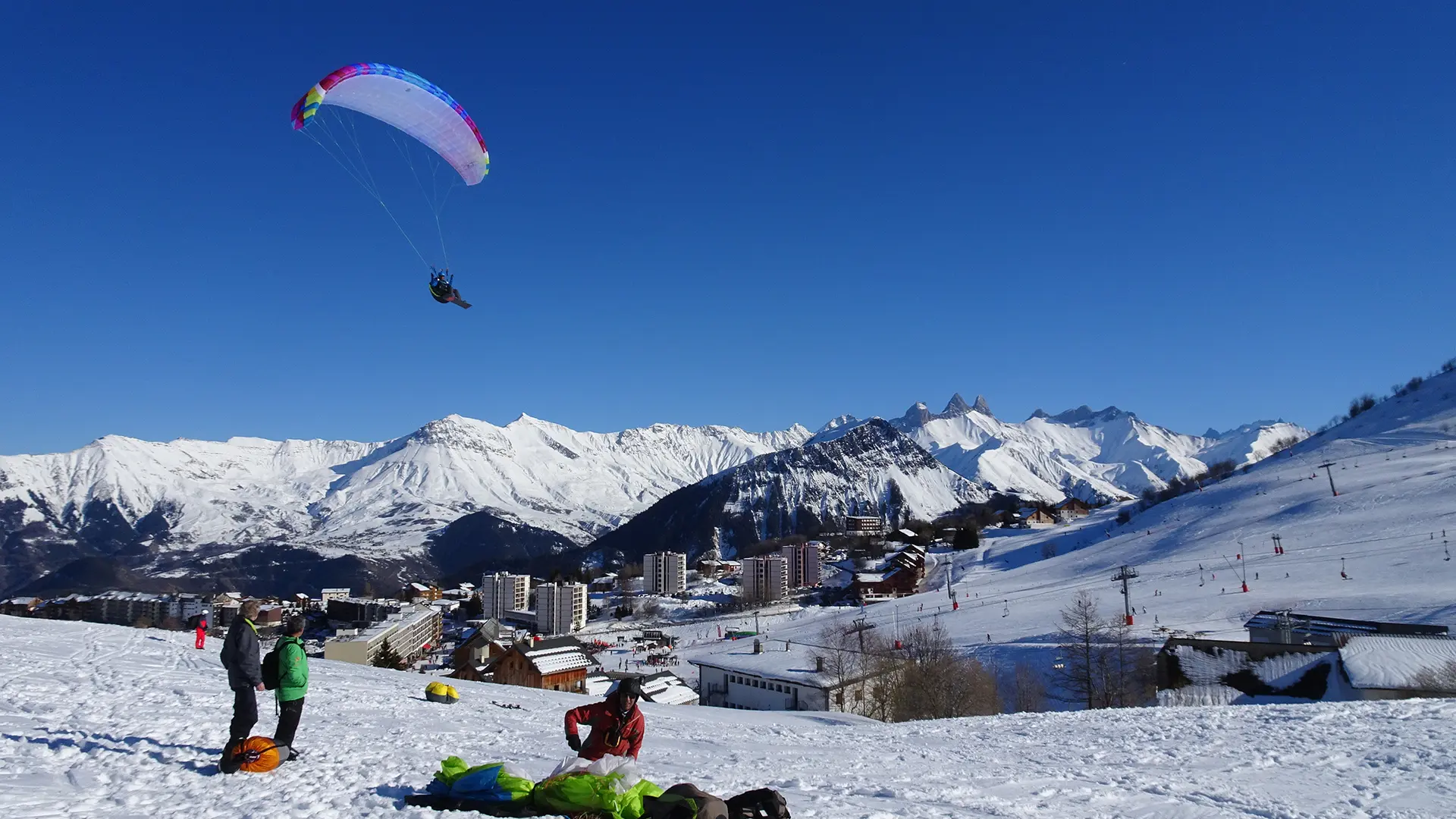 Parapente @LaToussuire lors de la Skivol Winterfly
