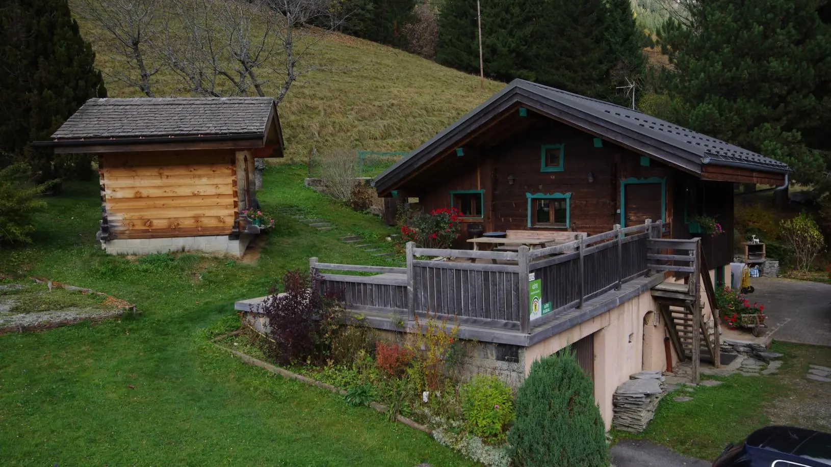 Vue depuis le terrain de jeux (balancoire tennis de table, et terrain de boules)