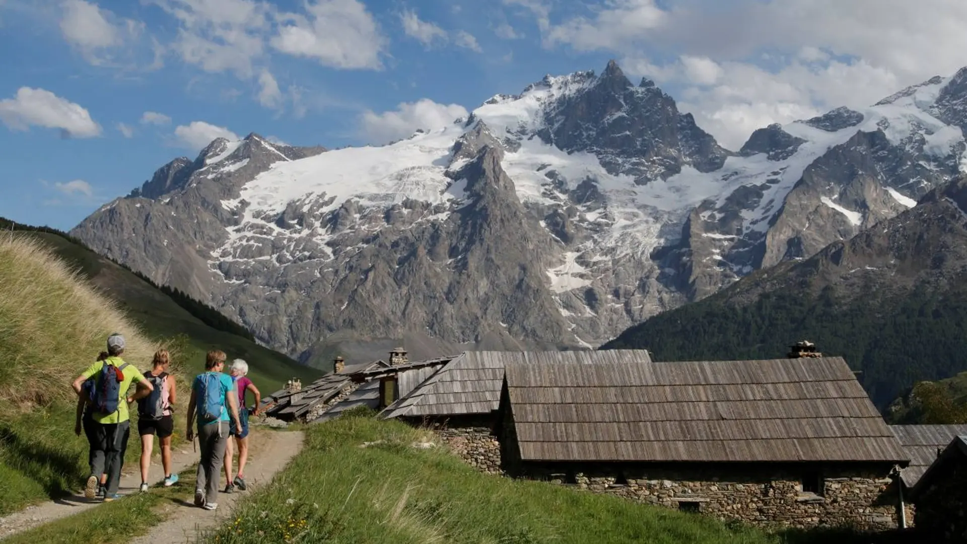 Randonneurs arrivant au hameau du Rivet de la Cime avec la Meije en toile de fond