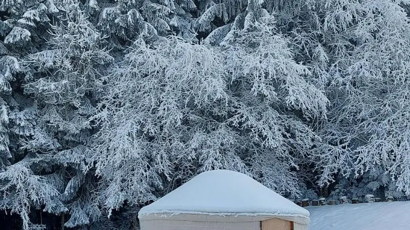 yourte sous la neige