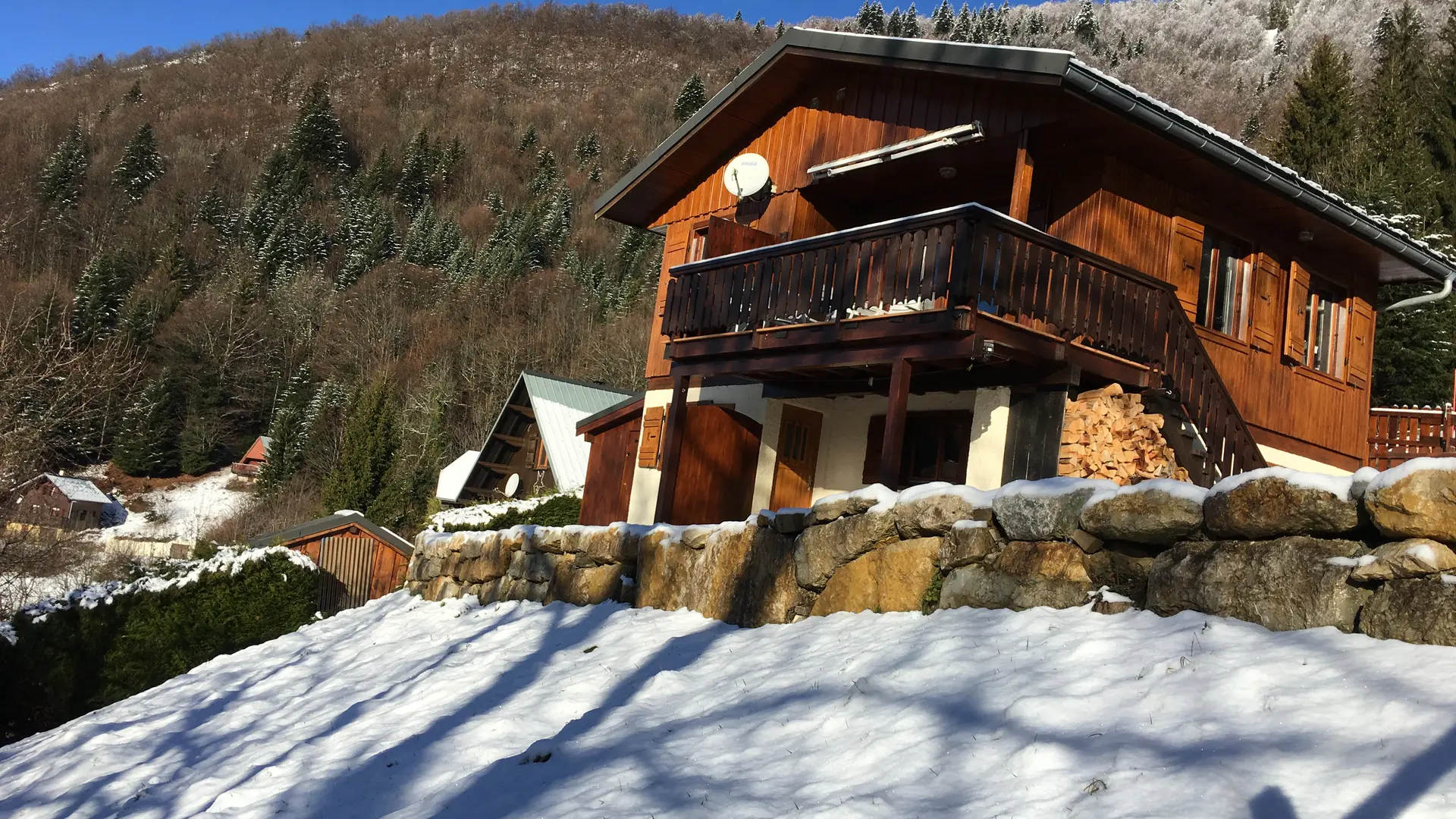 Le chalet sous la neige