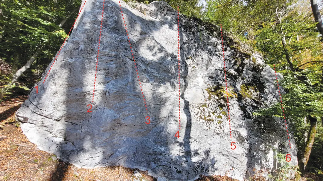 Bloc du bas (face Sud-Ouest)  1/ Pour une première fois 4b (à gauche du pilier) 2/ Vazy 6a 3/ Zeubi 6a+ 4/ Le petit Nice 5c 5/ Quand la mousse disparaîtra 5a 6/ C’est pas des vacances 5c Relais, pas de spit / Accès en haut du bloc à gauche avec 1 corde fixe