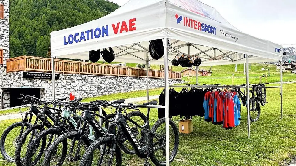 Extérieur tente - location vélos - Intersport Mattis Val d'Isère