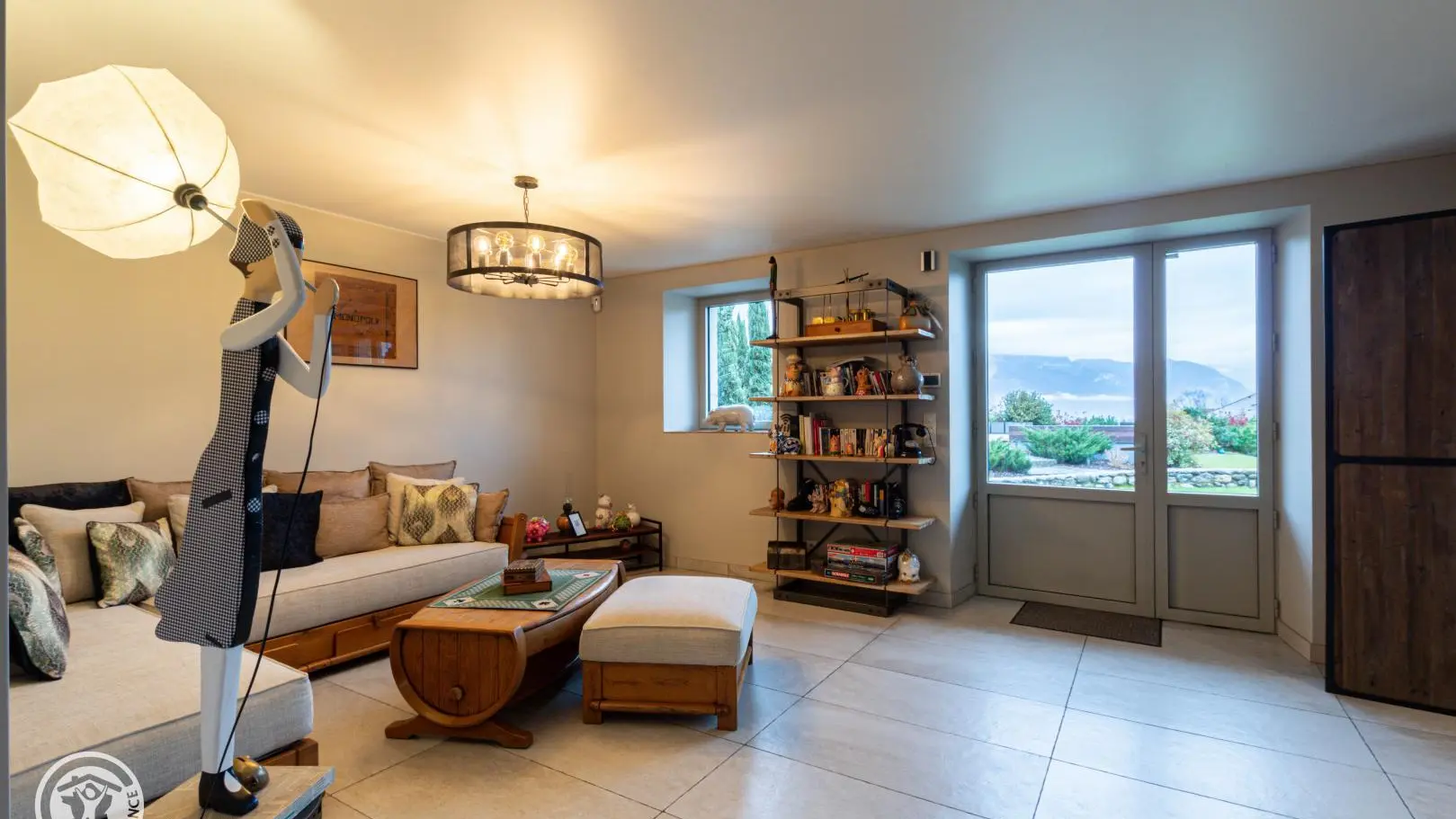 Espace détente commun avec canapé, bibliothèque, bureau (PC/imprimante)...