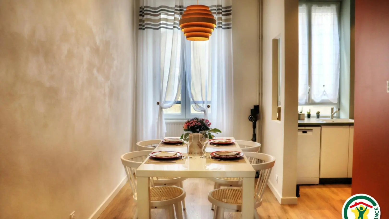 Salle à manger et cuisine équipée