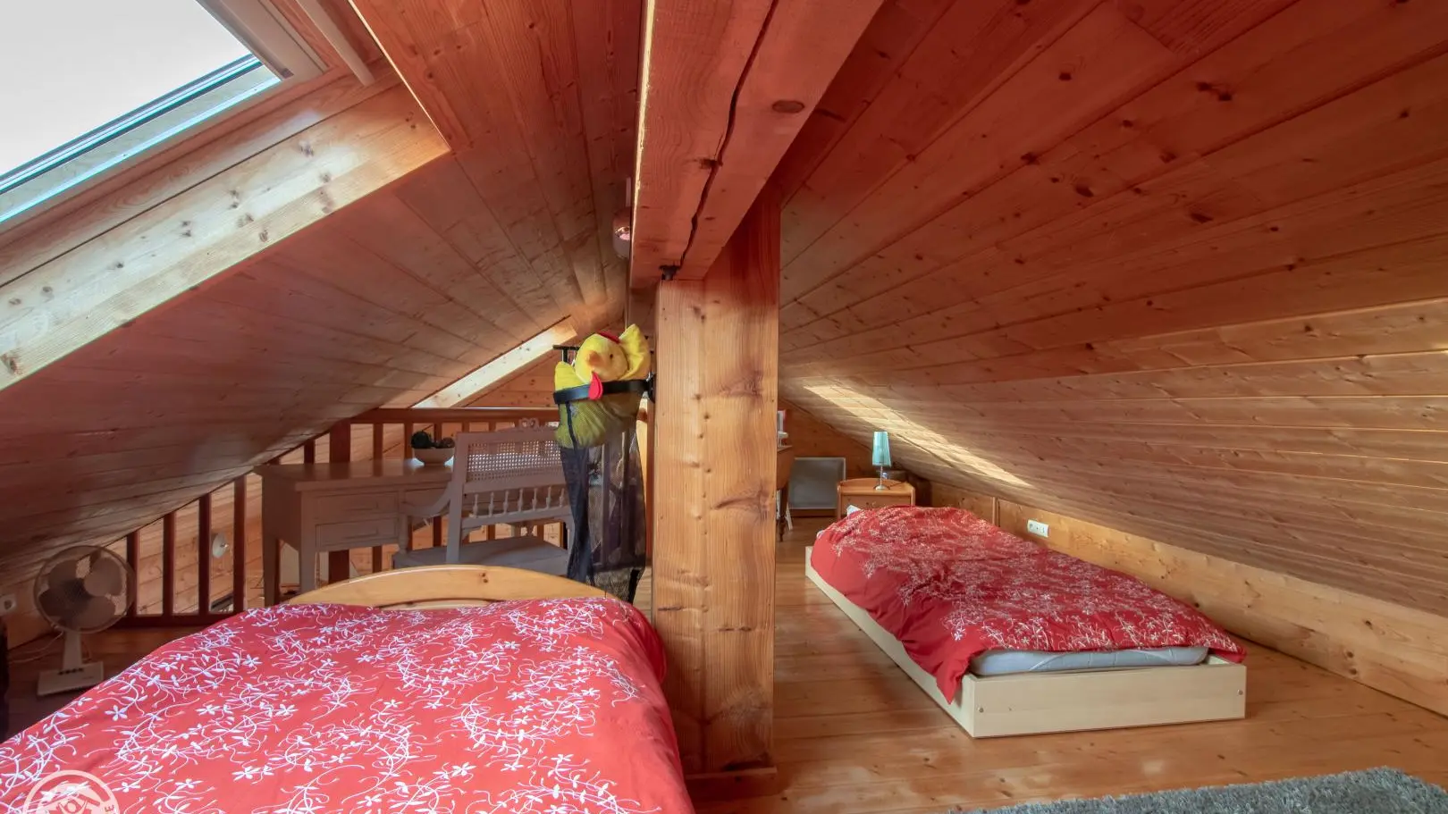 Mezzanine basse (1m60 au plus haut) avec 2 lits 90.